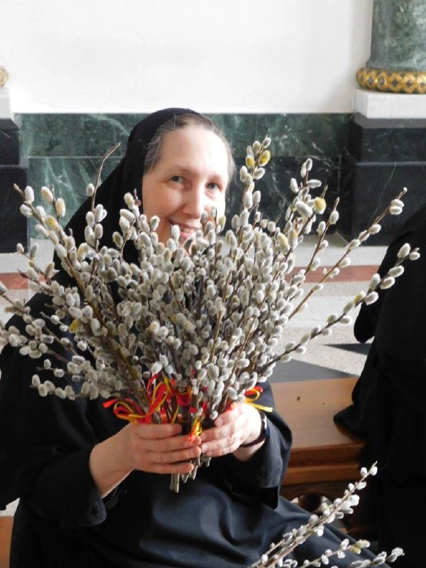 В Меркушино монахини сделали 200 букетиков для прихожан храма.