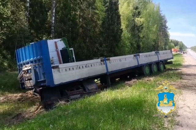 После столкновения с легковушками фура съехала в кювет.