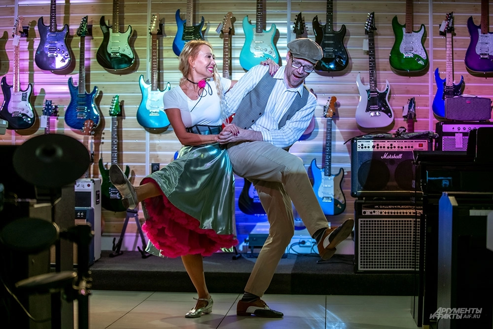 
 Костей не ломит. 64-летняя Люсьен Сергеева исполняет свинг не хуже молодых    