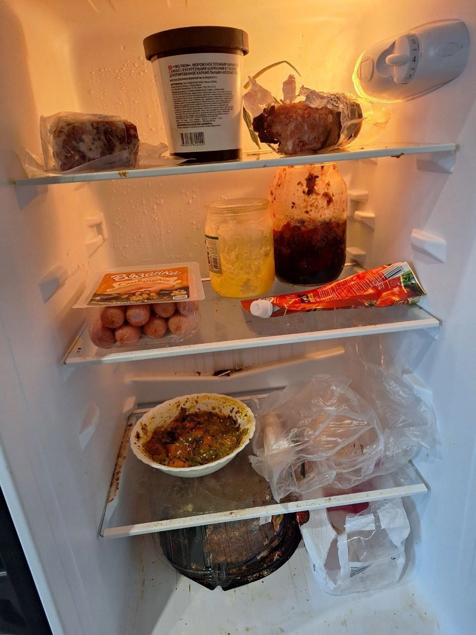 В холодильнике не было еды. 