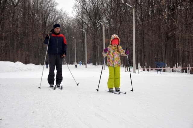 Прокатиться на лыжах могут и взрослые, и дети.