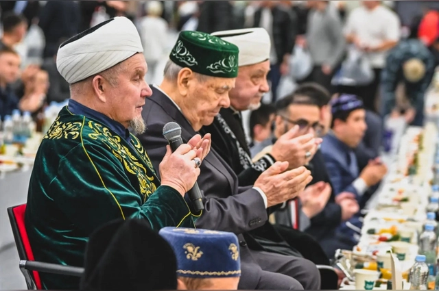 На республиканский ифтар пришли представители власти региона.