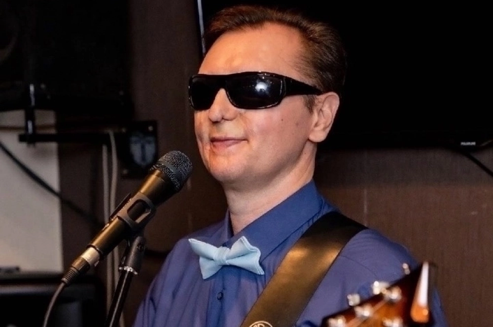 Тимур играет на гитаре, тромбоне и барабанах.