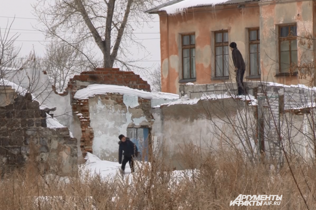 Переселенные дома стоят совсем рядом со школой и садиком.