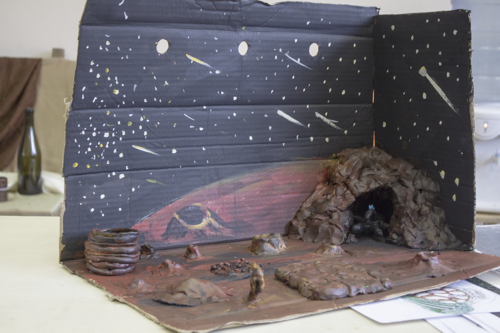Картонная коробка, краска, пластилин и умелые руки - и вот в кадре появляется кусочек марсианской поверхности.