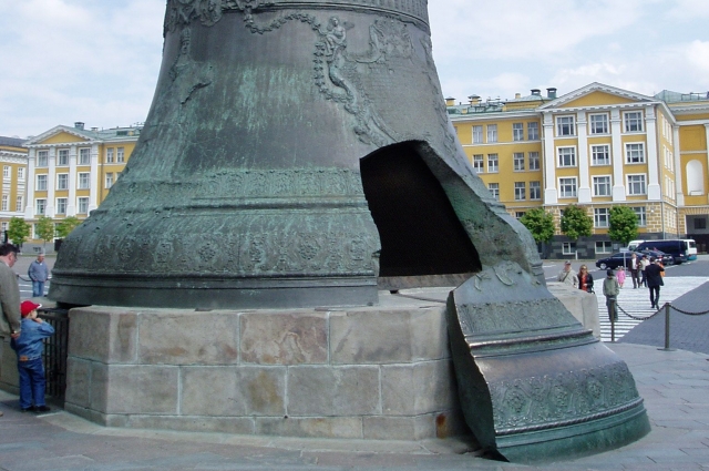 Механик придумал, как поднять Царь-колокол на звонницу в Кремле, да великий пожар 1737 года помешал.