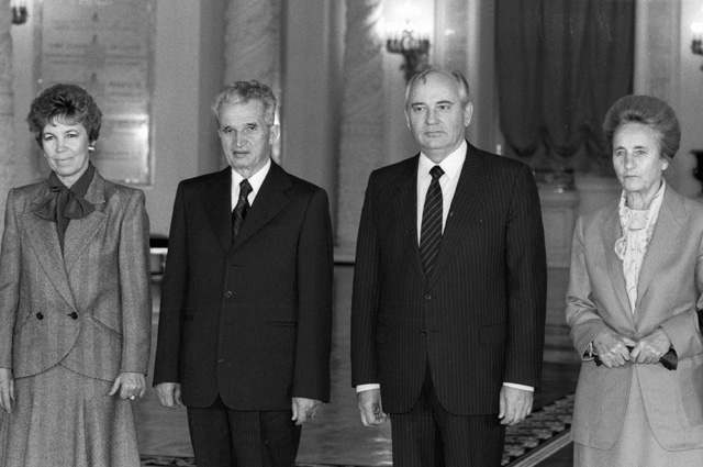 Раиса Горбачёва, Николае Чаушеску, Михаил Горбачев и Елена Чаушеску. 1988 г.