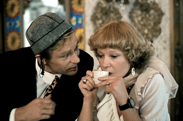 Режиссёр картины Владимир Меньшов вспоминал: впервые он познакомился с пьесой «Любовь и голуби», когда её поставили на сцене театра «Современник». 