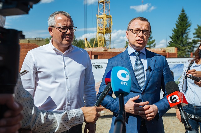 Рабочая встреча на строительной площадке новой поликлиники