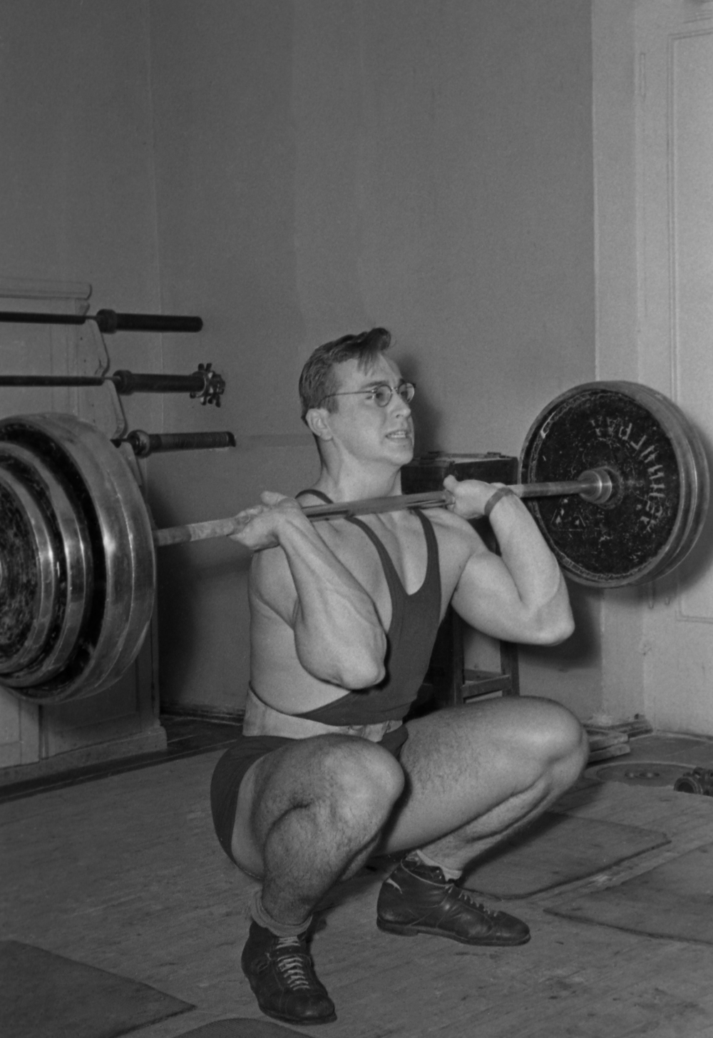 Рекордсмен СССР, чемпион Москвы в тяжелом весе штангист Юрий Власов. 1957 год.