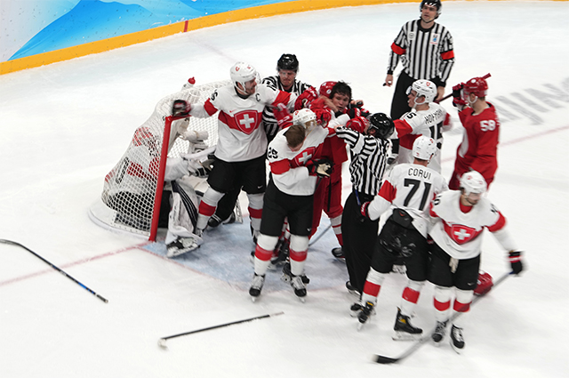 Игровой момент в матче группового этапа по хоккею среди мужчин между сборными командами ОКР и Швейцарии на XXIV зимних Олимпийских играх в Пекине.
