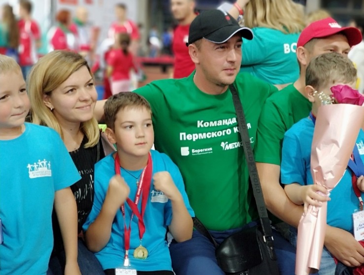 Артем с семьёй на московских Играх победителей в 2019 году.