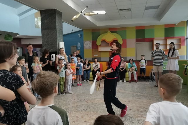 В омском цирке учили искусству жонглировать.