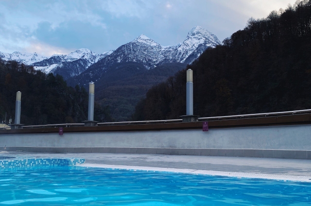 Горами можно любоваться прямо из открытого бассейна, который работает и зимой. 