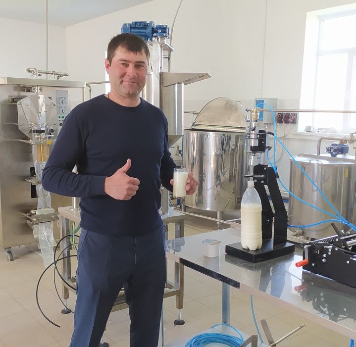 На семейной ферме Андрея Шевченко выпускают молоко, творог, сметану, кефир.