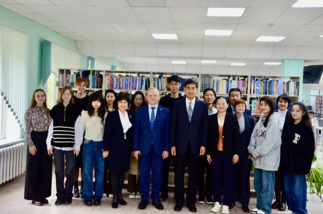 В настоящий момент в НГПУ обучается группа студентов из Синьцзянского университета