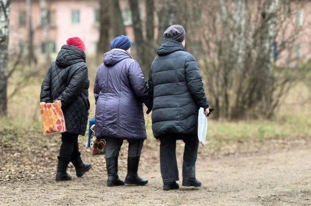 Разговаривают здесь тоже тихо.