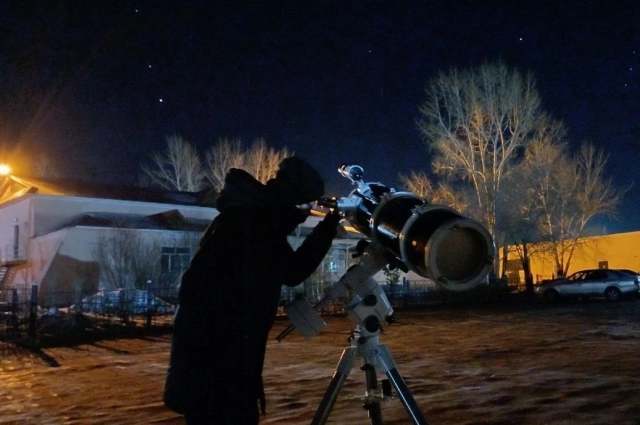 Телескопы для наблюдения метеорных потоков не нужны, достаточно тепло одеться и уехать подальше от засветки.