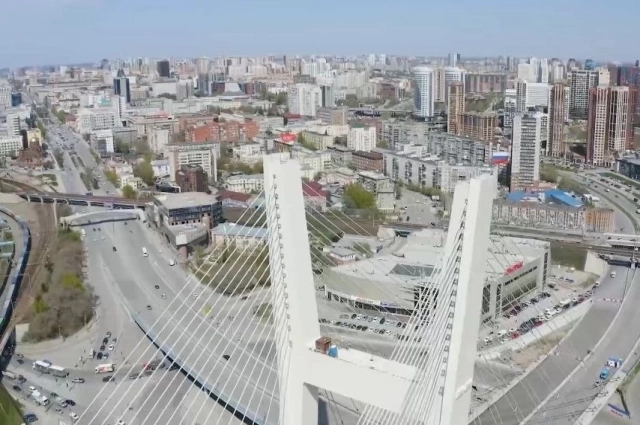 Работы продолжаются и на других объектах развязки: устанавливают шумозащитные экраны, на съезде № 8 монтируют трамвайные пути и парапеты. Всего проект включает 25 съездов на левобережной части.