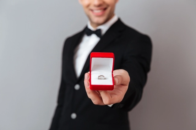 «Женихи» придумывают легенду для родителей девушек.