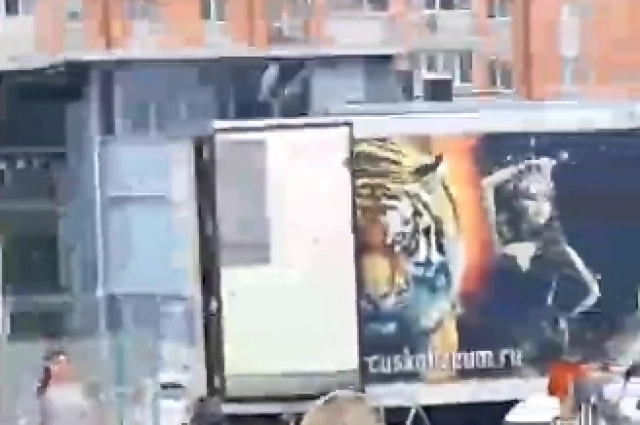 Автор видео рассказывает, в звери находятся в закрытых отсеках, а на улице тем временем +18 °C.