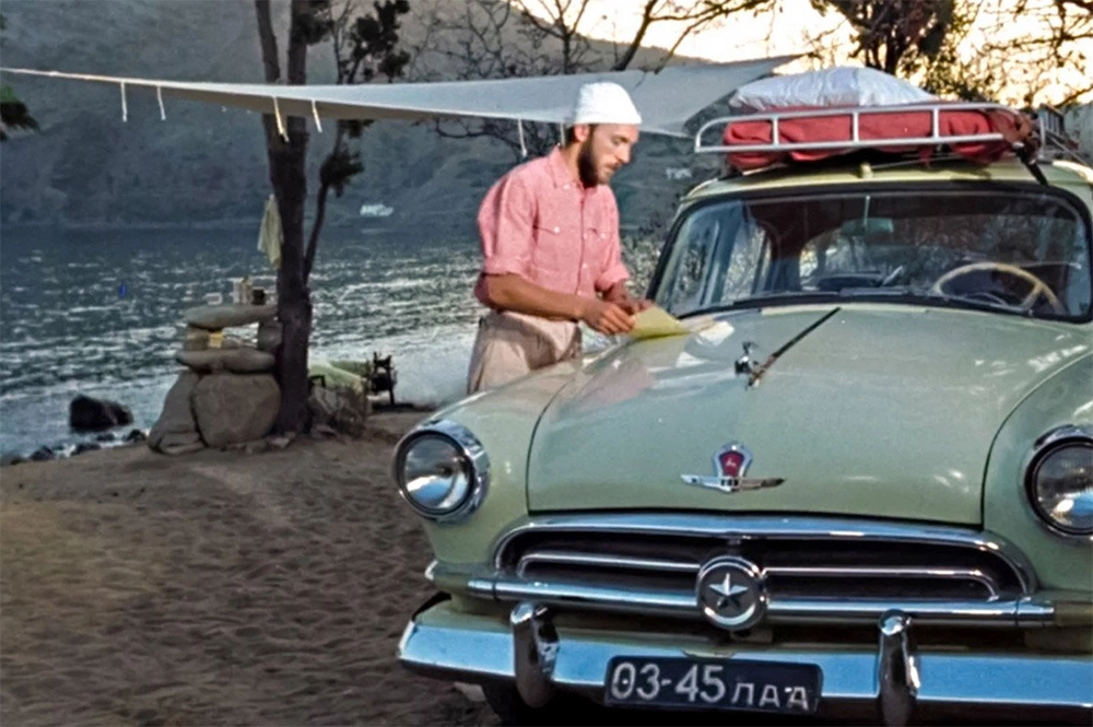 Мужчины приехали на берег Черного моря на автомобиле «Волга ГАЗ-М-21В».