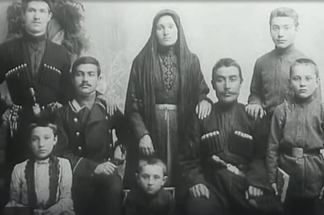 Васо отучился в гимназии благодаря настойчивости его матери.