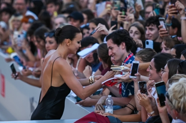 Шейк — яркое доказательство того, что даже «гадкий утёнок» из провинции может покорить мир. 