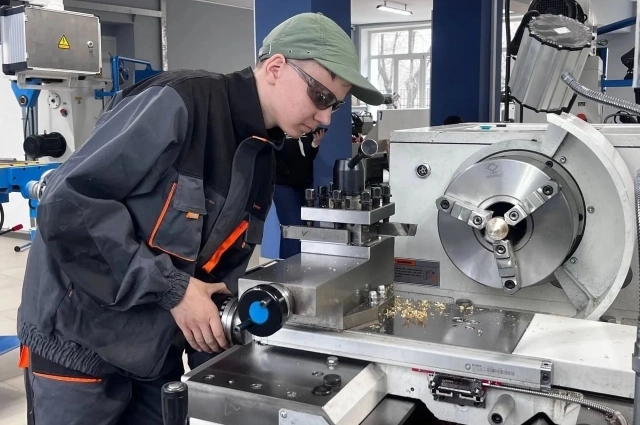 Ещё будучи студентами, молодые люди знакомятся с реалиями работы на предприятиях.