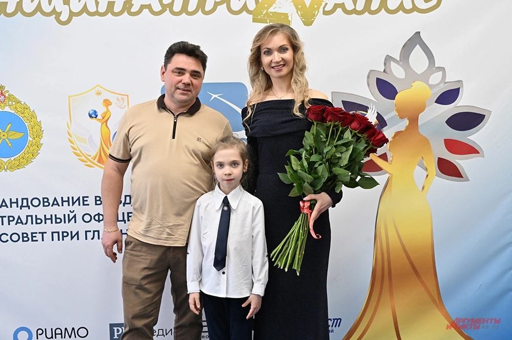 Премия «Женщина-ПриZVание». Елена Галкина с сыном и мужем.