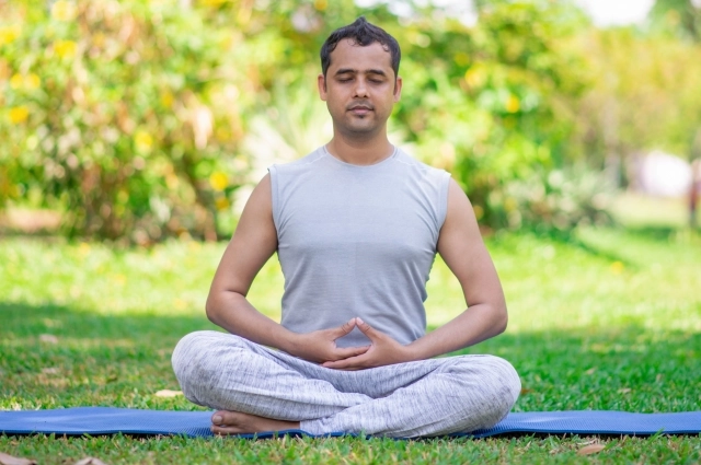 Руки можно расположить перед собой или на коленях, а глаза лучше закрыть.