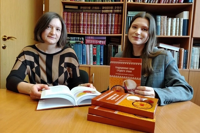 Составители словаря Ксения Осипова (слева) и Яна Малькова (справа)