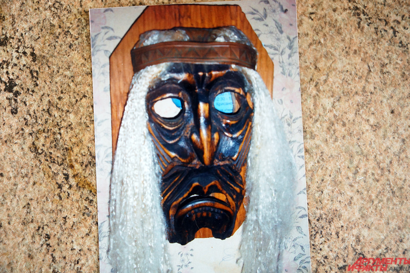 Первое творение Каменева — маска Бабы-Яги.