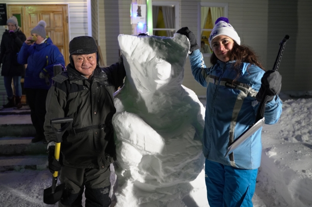 Леа Бруньоли и Юкио Кондо сделали из снега полутораметрового медведя.