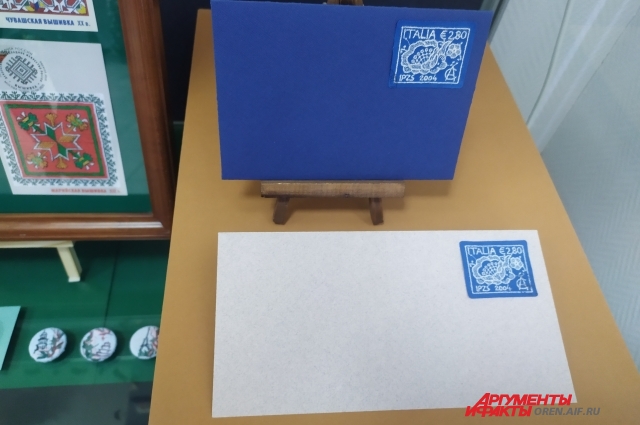 Среди экспонатов есть и вышитые открытки и даже почтовые марки.