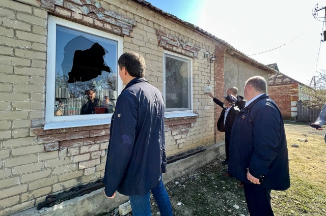 Вячеслав Гладков с чиновниками при осмотре одного из поврежденных домов.
