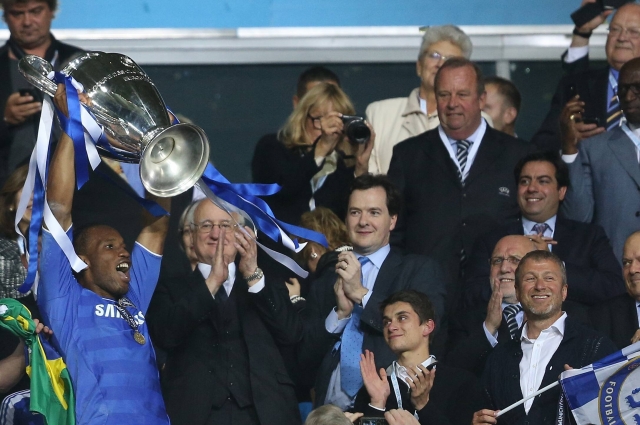 Дидье Дрогба из Челси поднимает трофей Лиги чемпионов. Рядом владелец Челси Роман Абрамович
