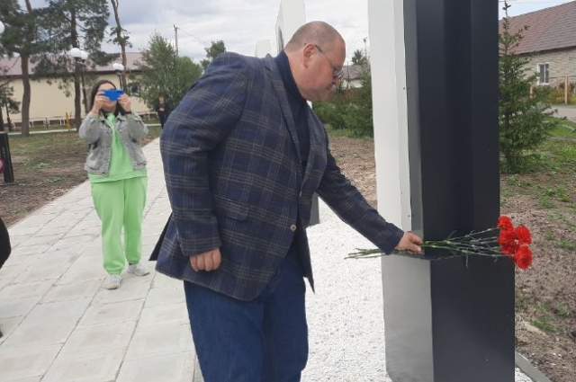 На Аллее Славы Олег Мельниченко возложил цветы павшим воинам.