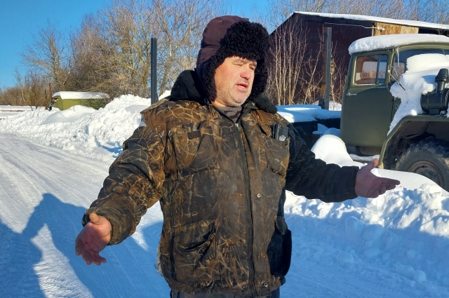 Местный фермер Иван Палагин не первый год занимается расчисткой от снега села Федотьево и окрестных деревень. Эта зима регулярно испытывает людей и технику на прочность.