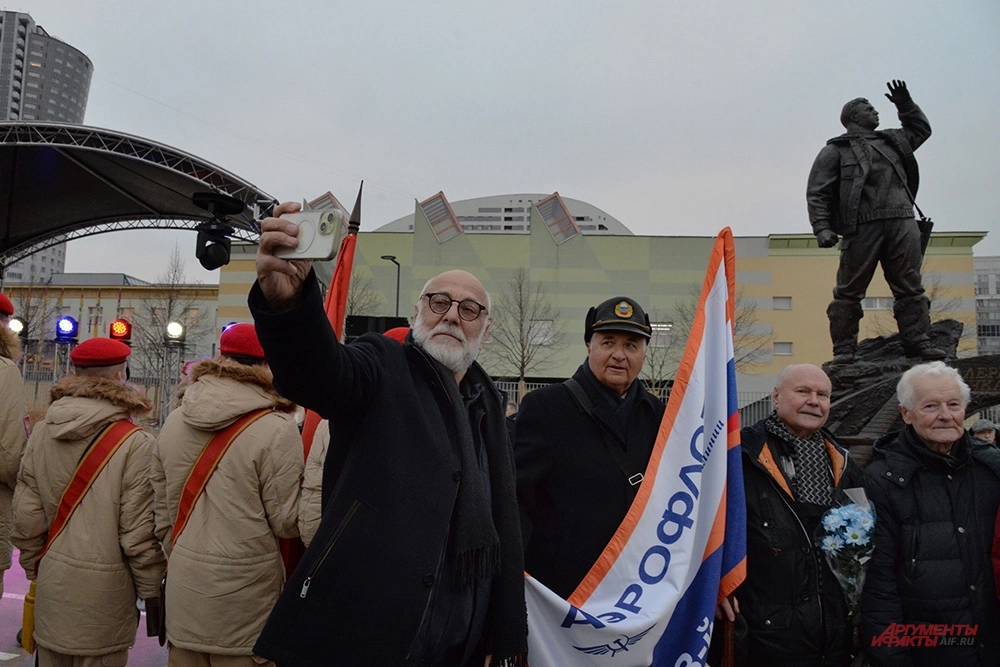 На фото с телефоном скульптор Салават Щербаков