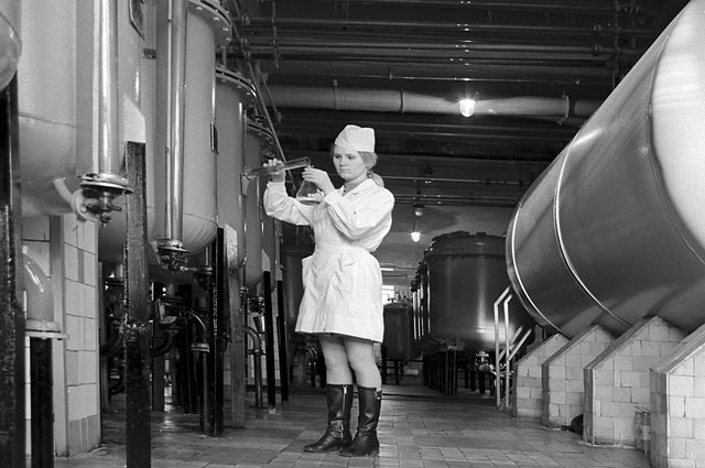 «Новая заря» — московская парфюмерная и косметическая фабрика, основанная в 1864 году французским предпринимателем и парфюмером Генрихом (Анри) Брокаром (1836—1900 г.г). С 1925 года выпускает знаменитые духи «Красная Москва».