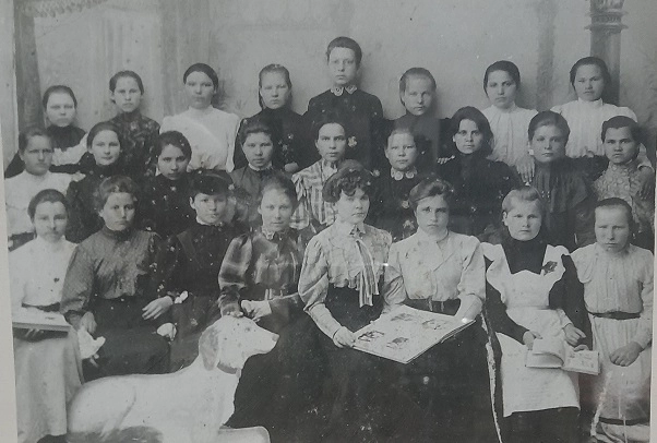Учащиеся школы кружевниц сл. Кукарка 1908 год.
