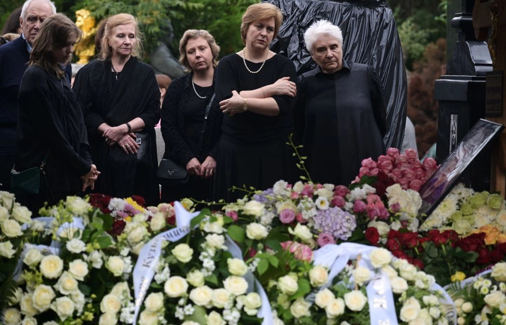 Дарья Милославская (вторая справа) на прощании с Верой Васильевой.