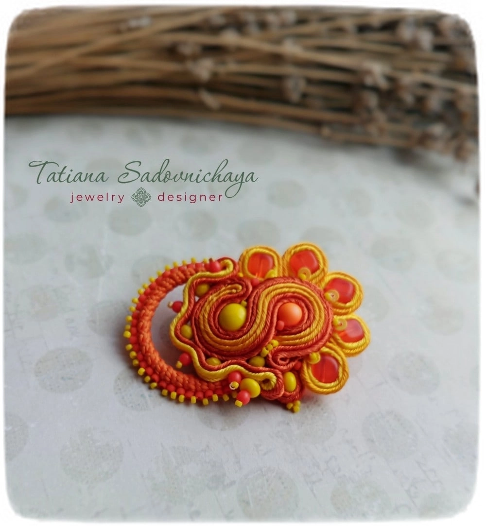 Чтобы создать сутажную брошку, изделие шьётся вручную.
