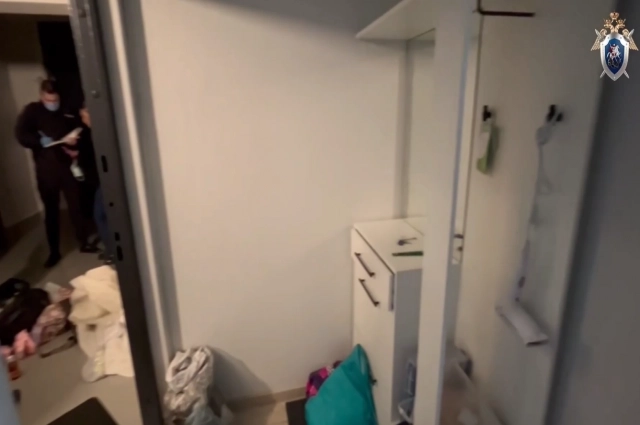 Соседи увидели вскрытую дверь и кучу мешков.