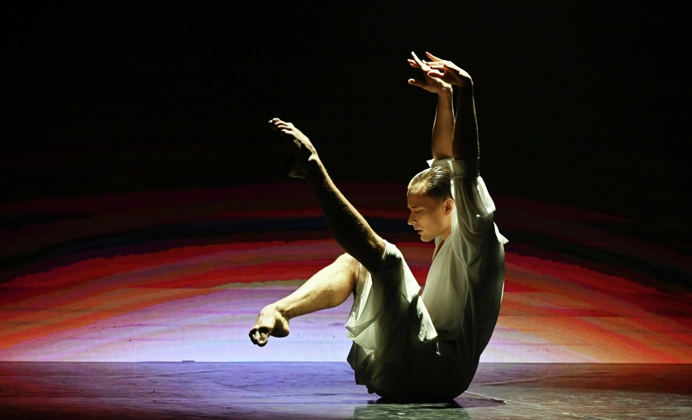 Танцовщик, хореограф Ильдар Гайнутдинов выступает в спектакле «И приснится же такое...» в театре Аллы Духовой и балета «TODES».