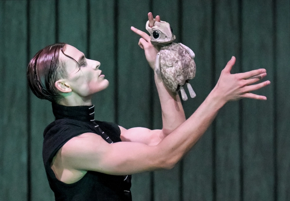 Ильдар Гайнутдинов в роли Мефистофеля в сцене из спектакля «Картины из жизни доктора Фауста» в постановке режиссера Егора Дружинина.