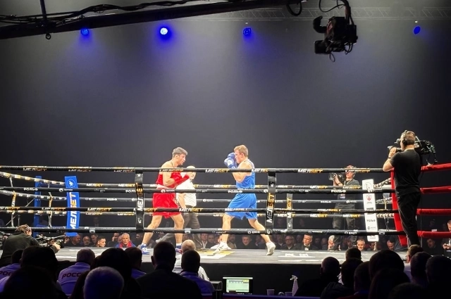 На ринге Кубка России по боксу Дмитрий Карманов и Михаил Усов