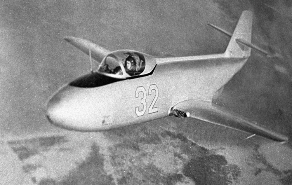 Репродукция фотографии реактивного спортивного самолета ЯК-32 авиаконструктора Александра Яковлева из собрания Монинского музея-выставки авиационной техники ВВС СССР.