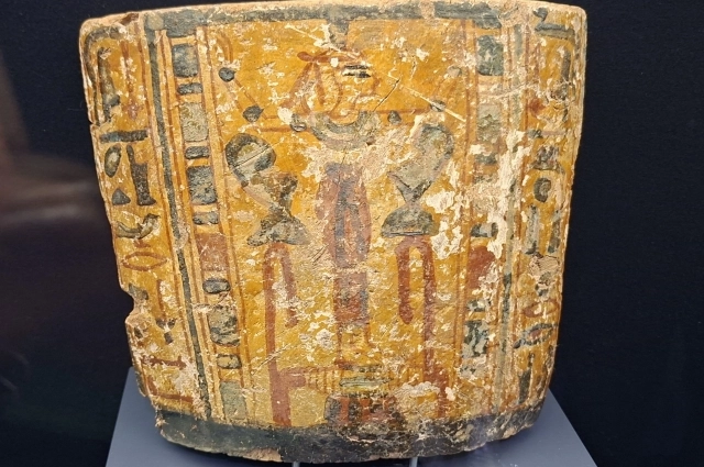 Фрагмент сркофага с изображением богини Исиды, XI - X вв. до н.э. 